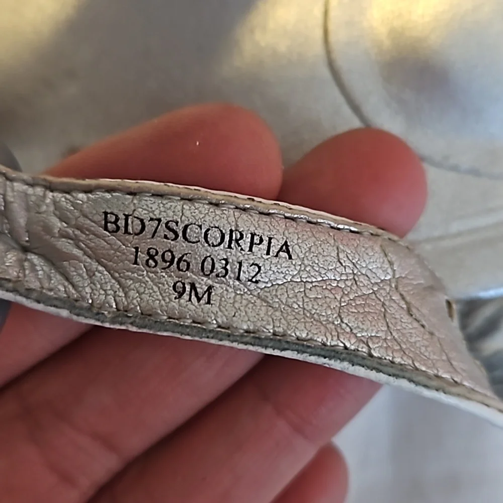 Silver Bandolino Sandels Size 9 - Picture 4 of 7